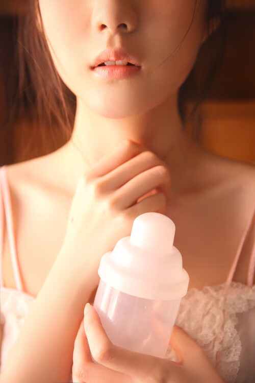 女足比赛中，中国队员朱某表现出色，足球运动员女中国