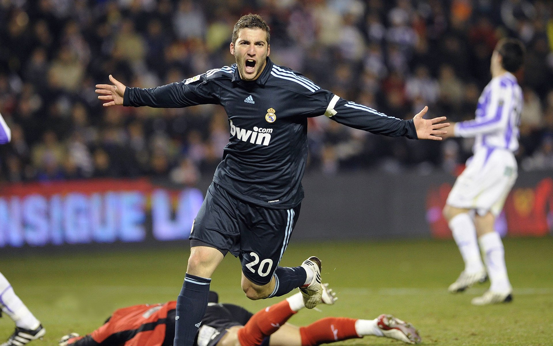 “德甲豪强鏖战，实力展现令人震撼”，意甲豪强